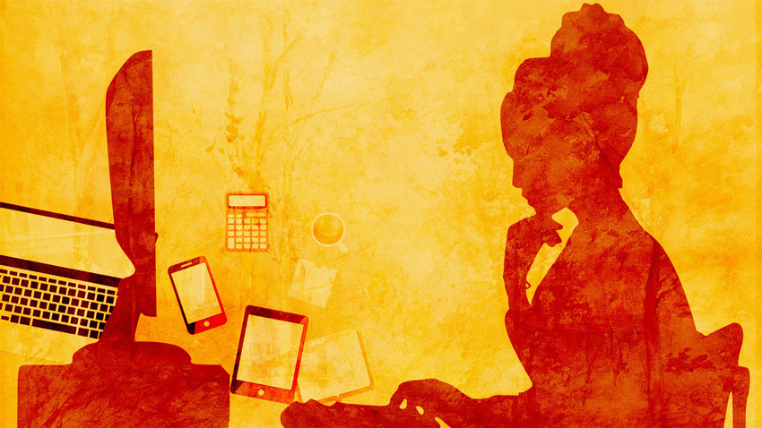 Imagen de mujer delante de ordenador